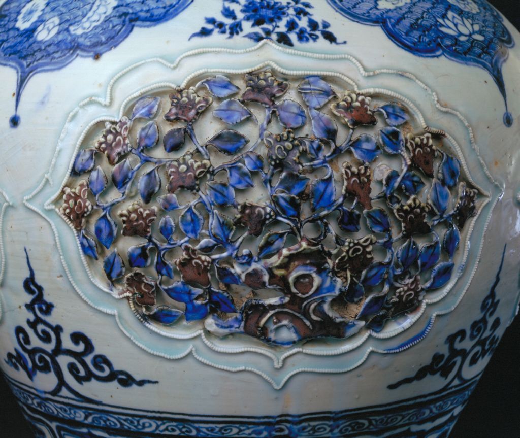 图片[3]-Jingdezhen kiln blue and white underglaze red carving cover pot-China Archive